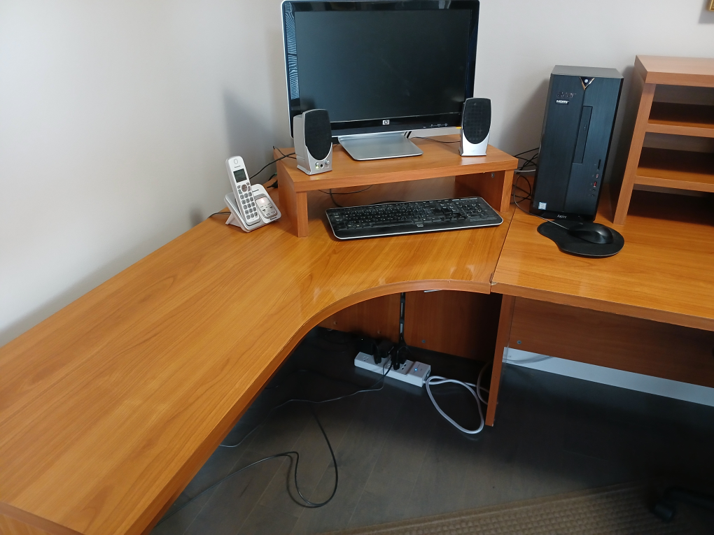 Beautiful sturdy desk - photo 4