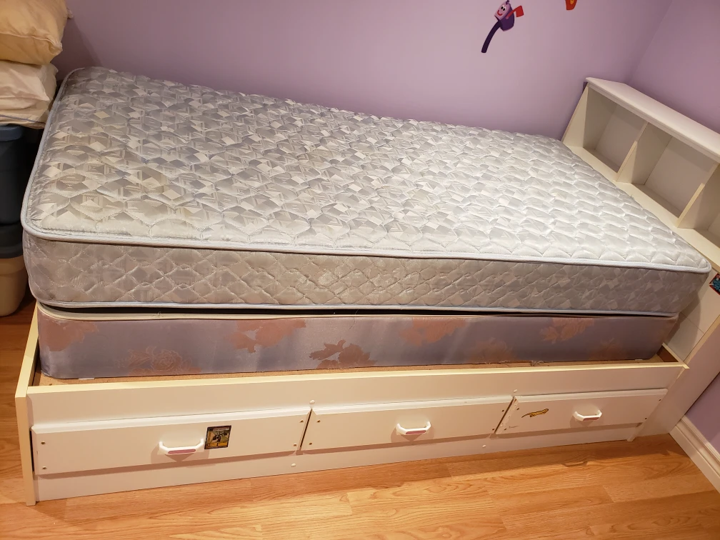 Twin mattress & spring box - photo 3