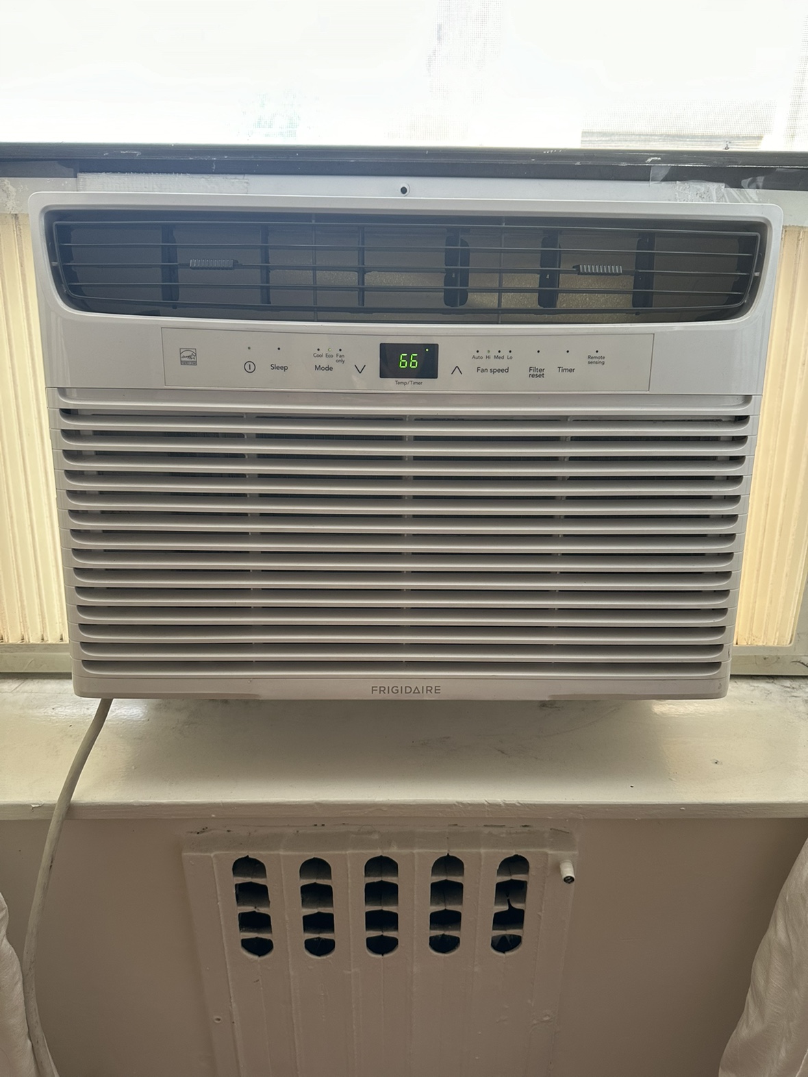 Window AC - Frigidaire 10,200 BTU with support bracket - photo 2