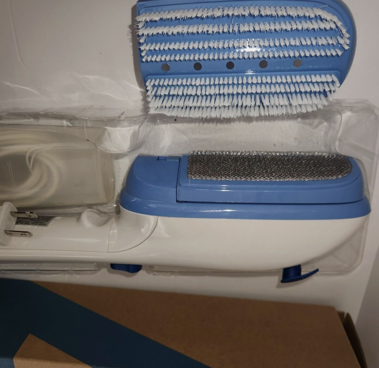 Avon Essentials Hand Held Portable Clothes Steamer image indicator(3)