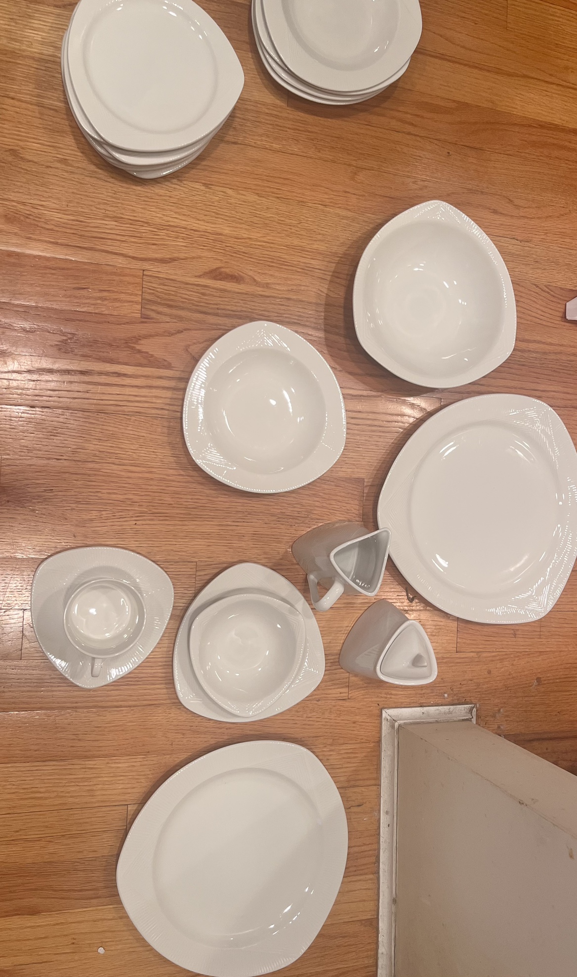 53 piece Oneida dinner set image indicator(2)