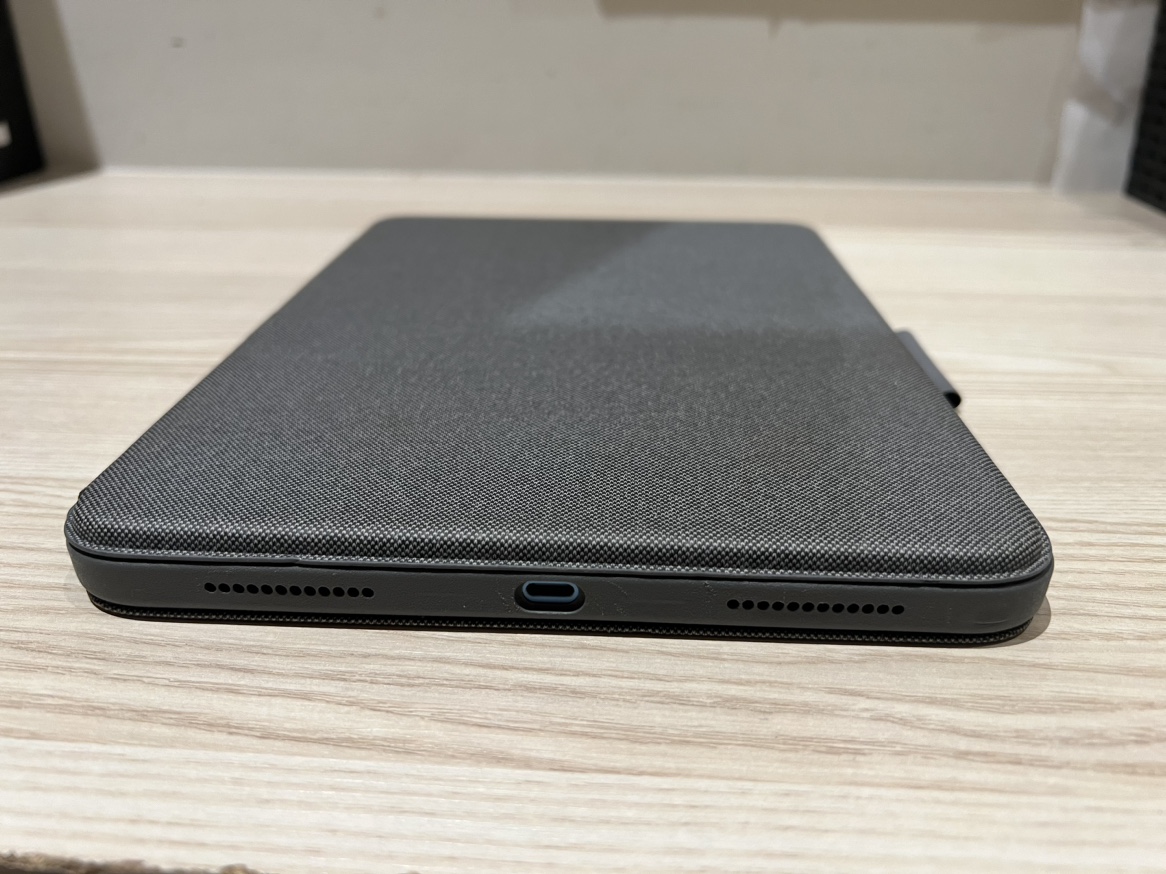 iPad 10th Gen 64GB with Logitech Folio Keyboard Case Combo image indicator(4)