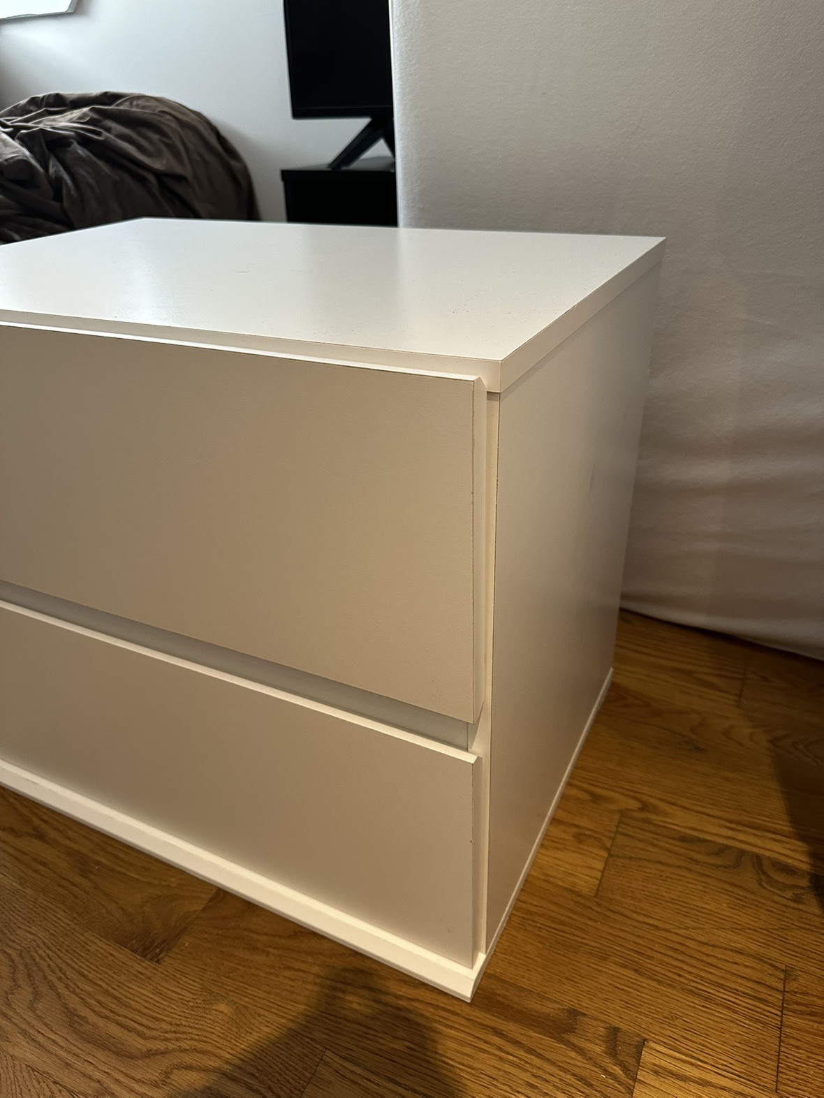 White nightstand - photo 2