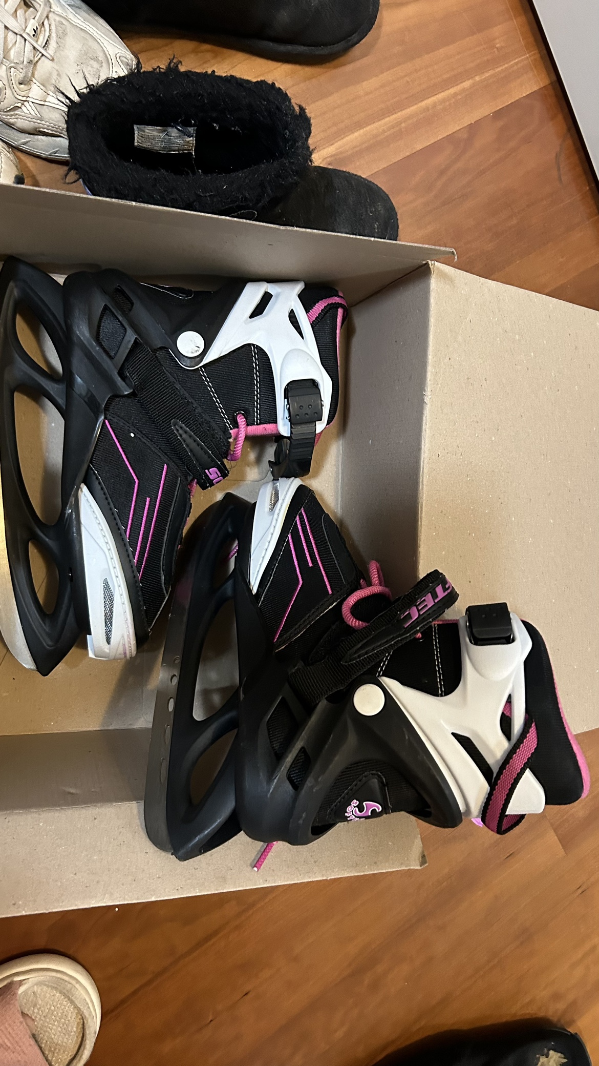 Figure Skates size 2.5 image indicator(3)