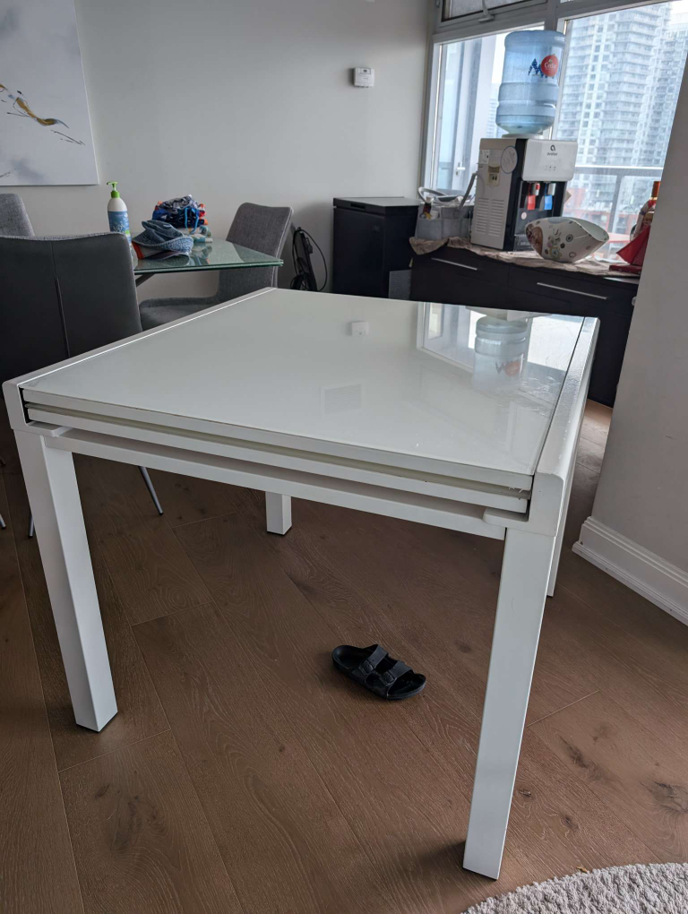 Extendable dining table (Structube) image indicator(2)