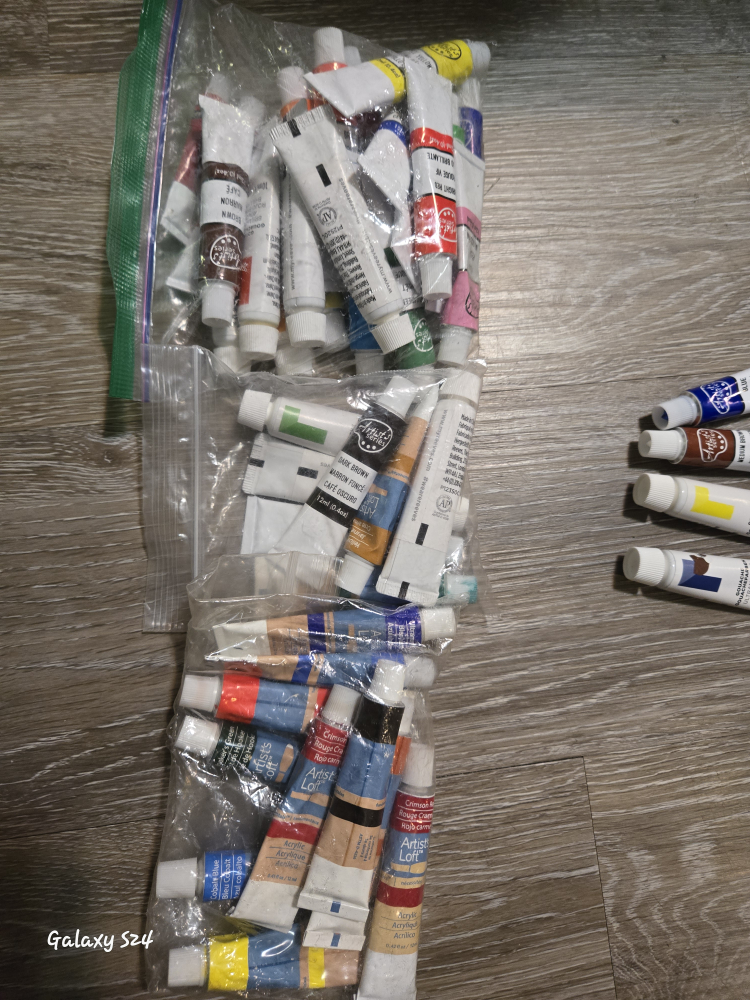 Assorted Acrylic Paint Tubes image indicator(3)