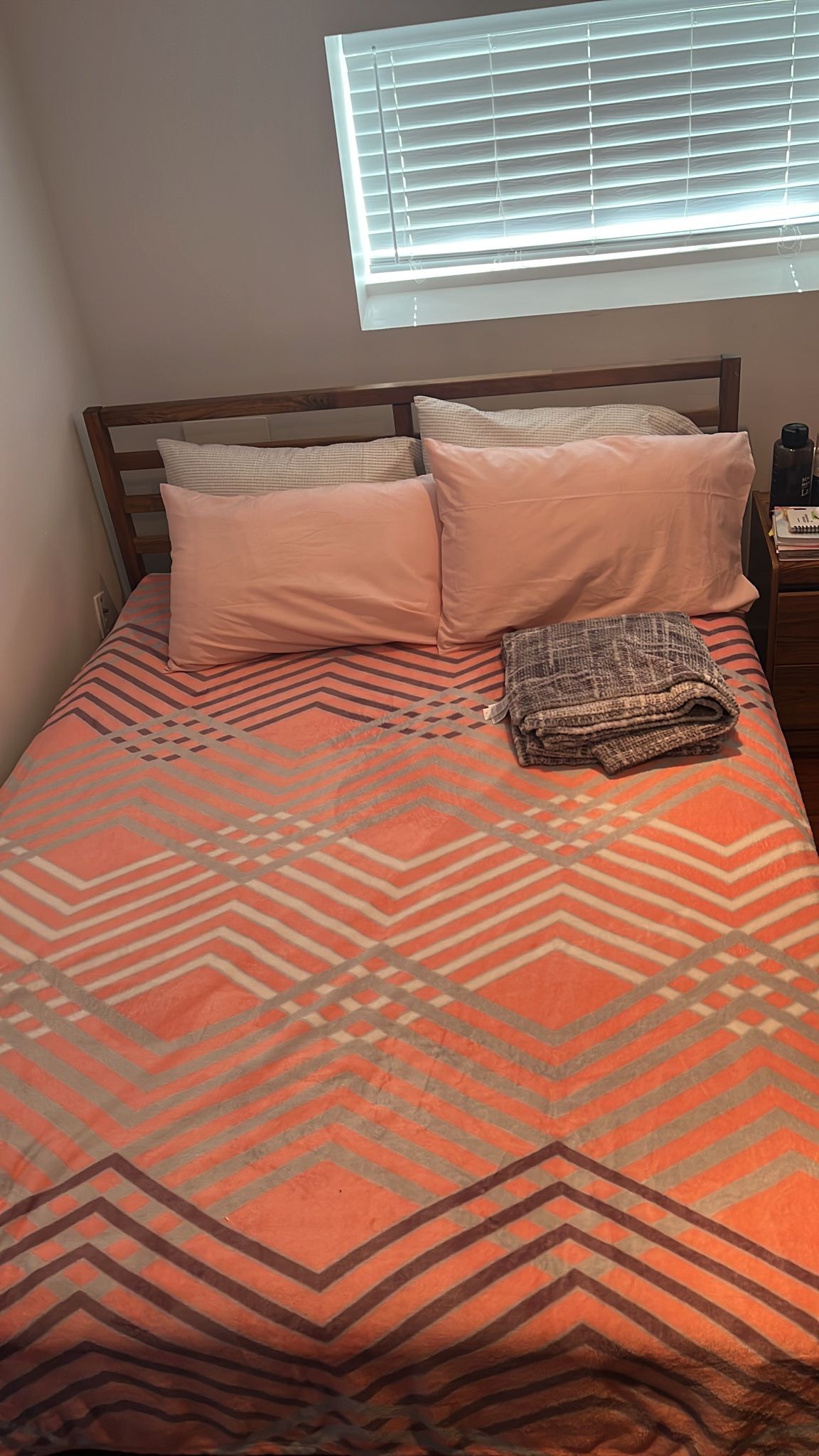 Queen Size Bed Frame - photo 3