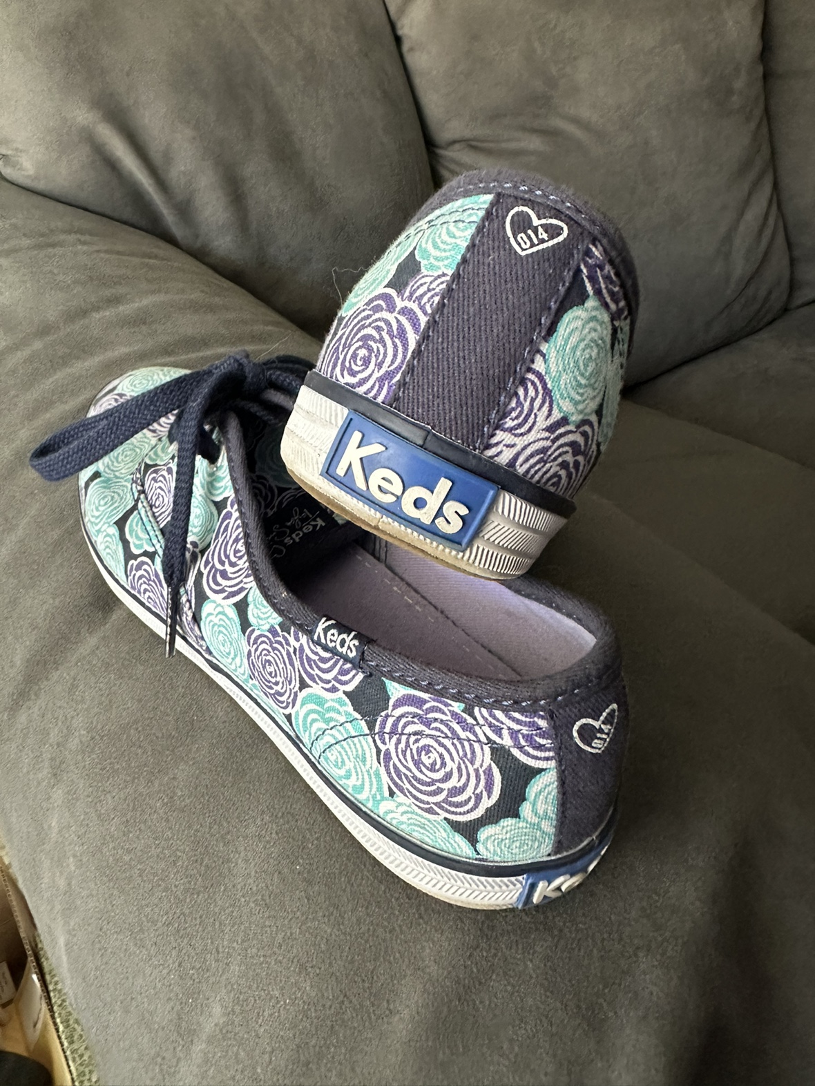 Taylor Swift Endorsed Sneakers image indicator(2)