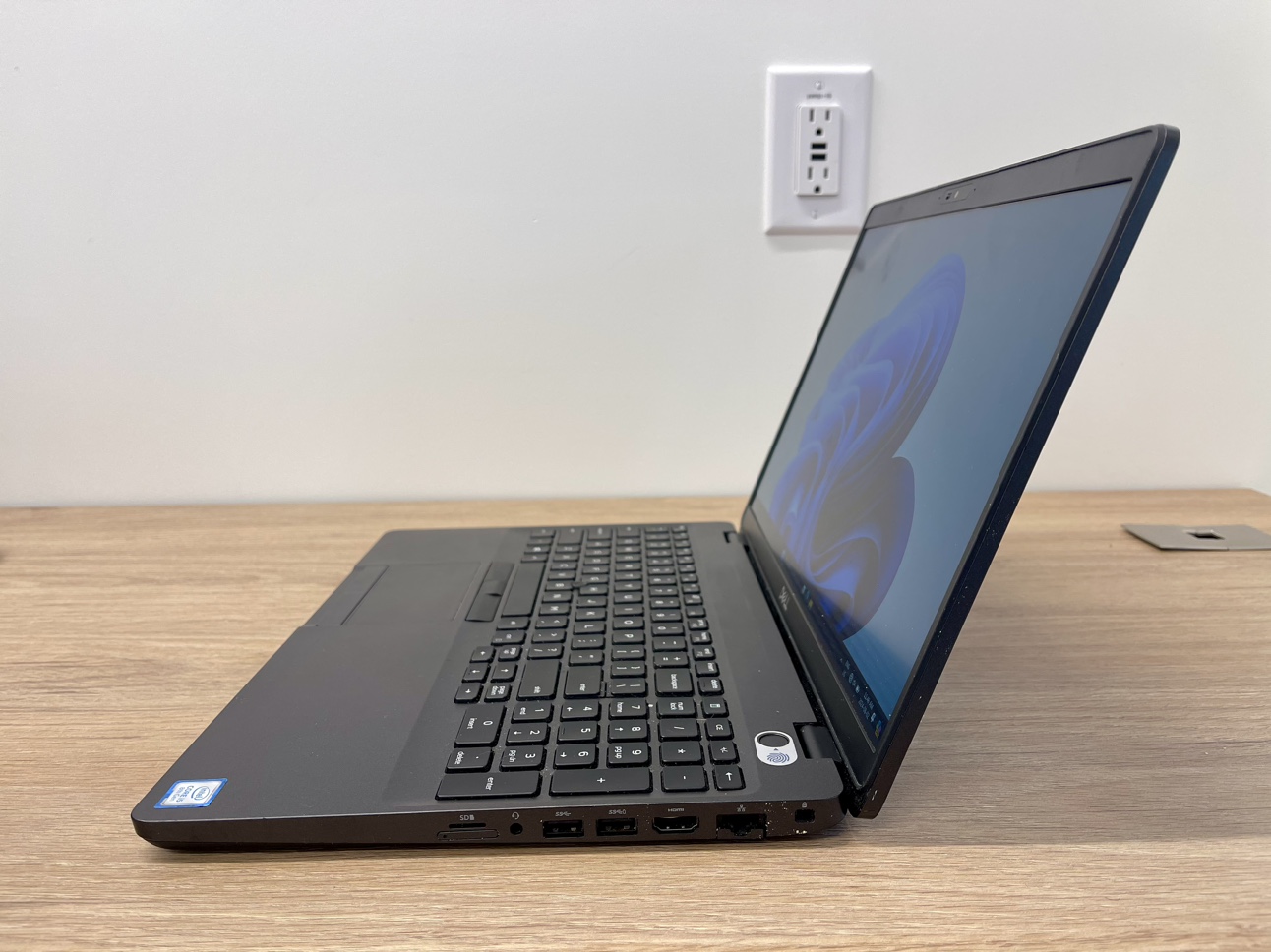 Dell Latitude 5500 Laptop image indicator(5)