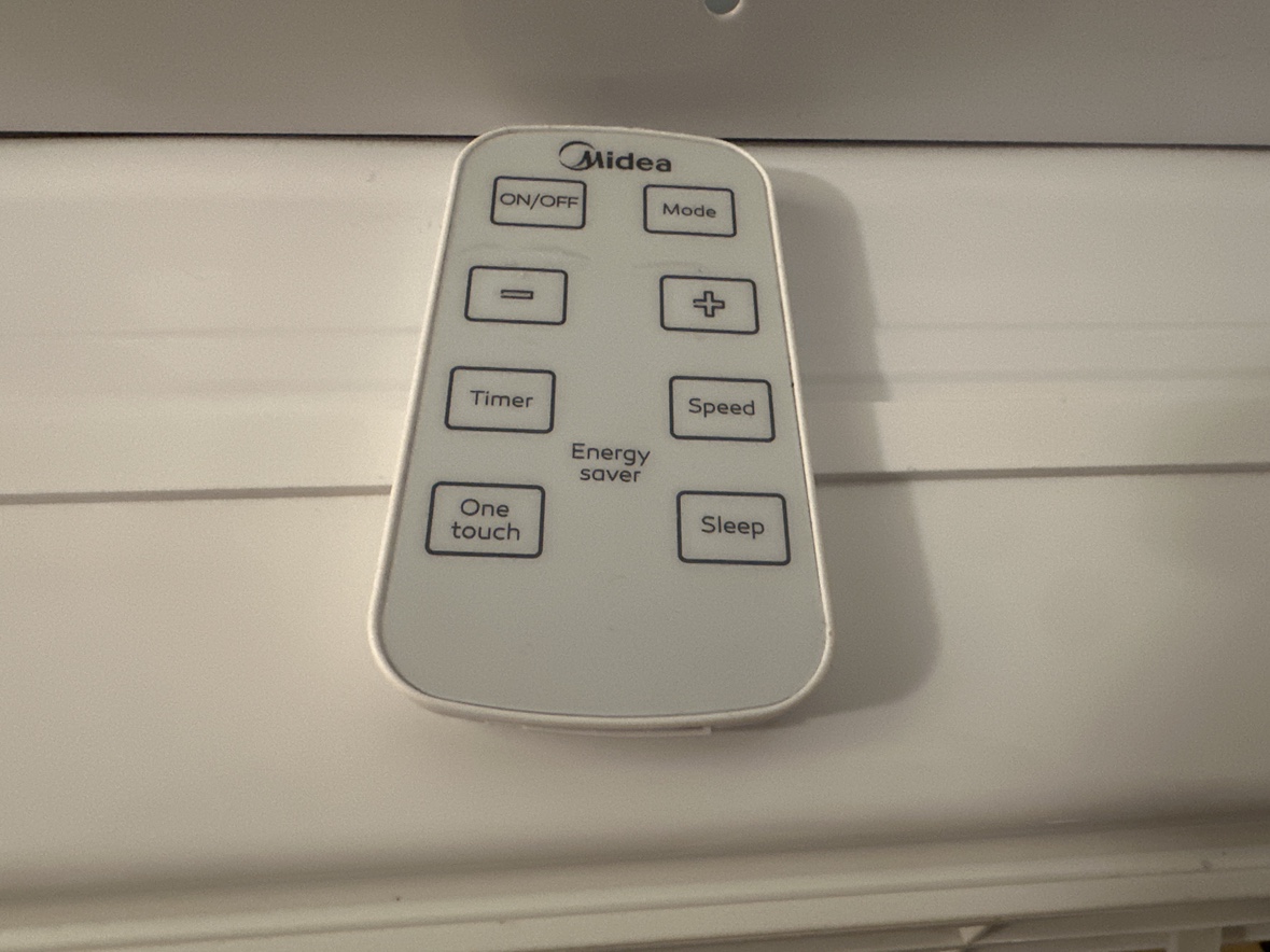 Midea window A/C Unit - photo 4