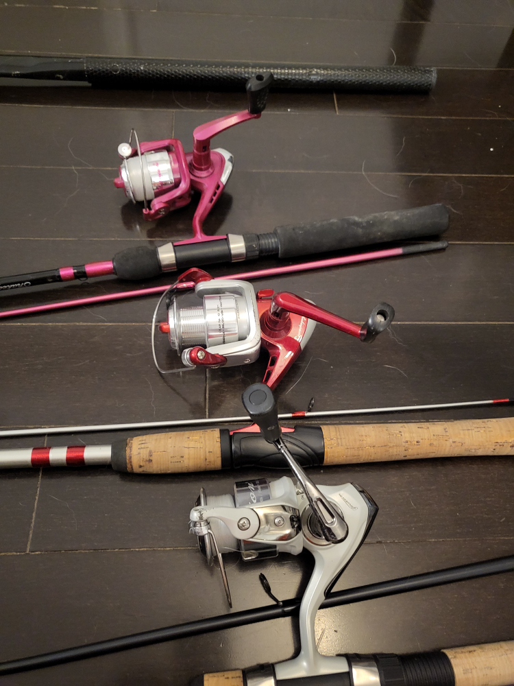 fishing set ( 3 rods, a net, and a tackle box) image indicator(2)