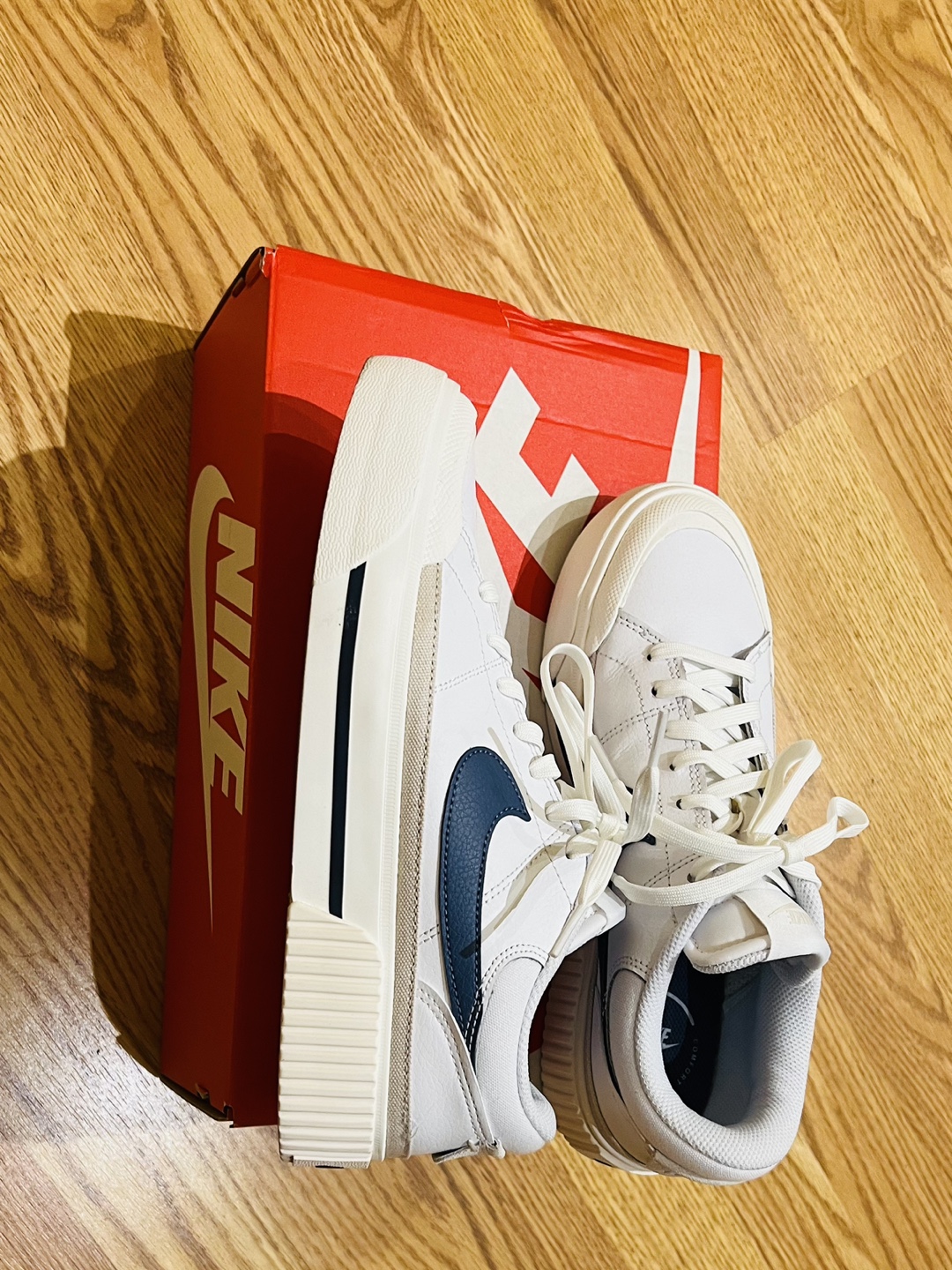 Women's nike sneaker 8.5 image indicator(4)