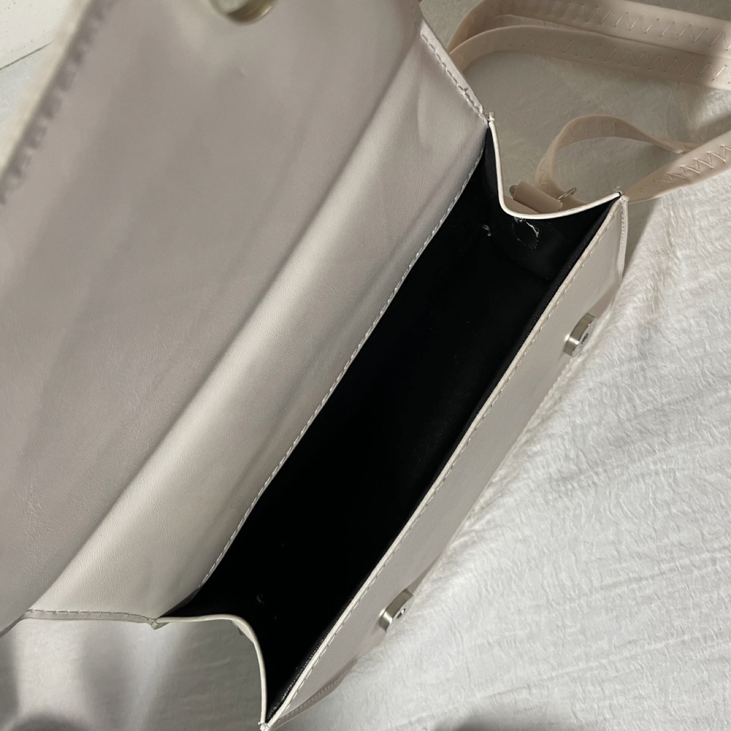 NEW white crossbody bag image indicator(7)