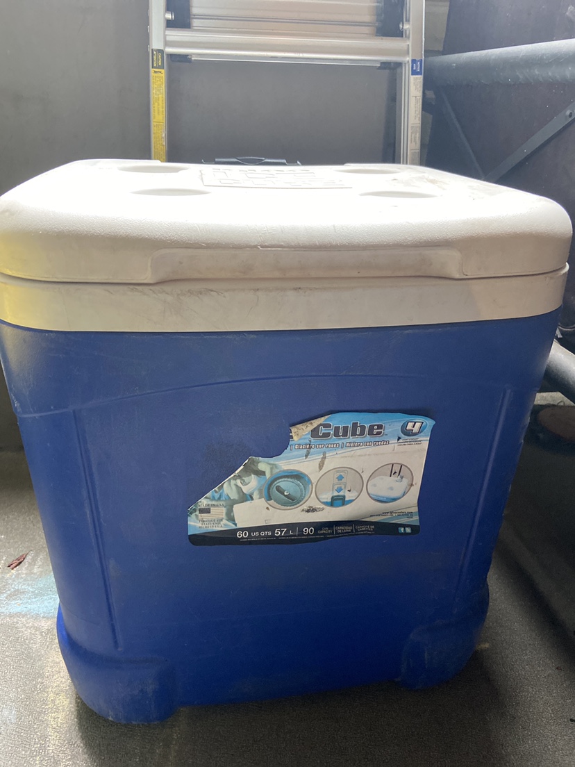 Igloo Ice Cube Cooler (60 US Qts / 57 L)