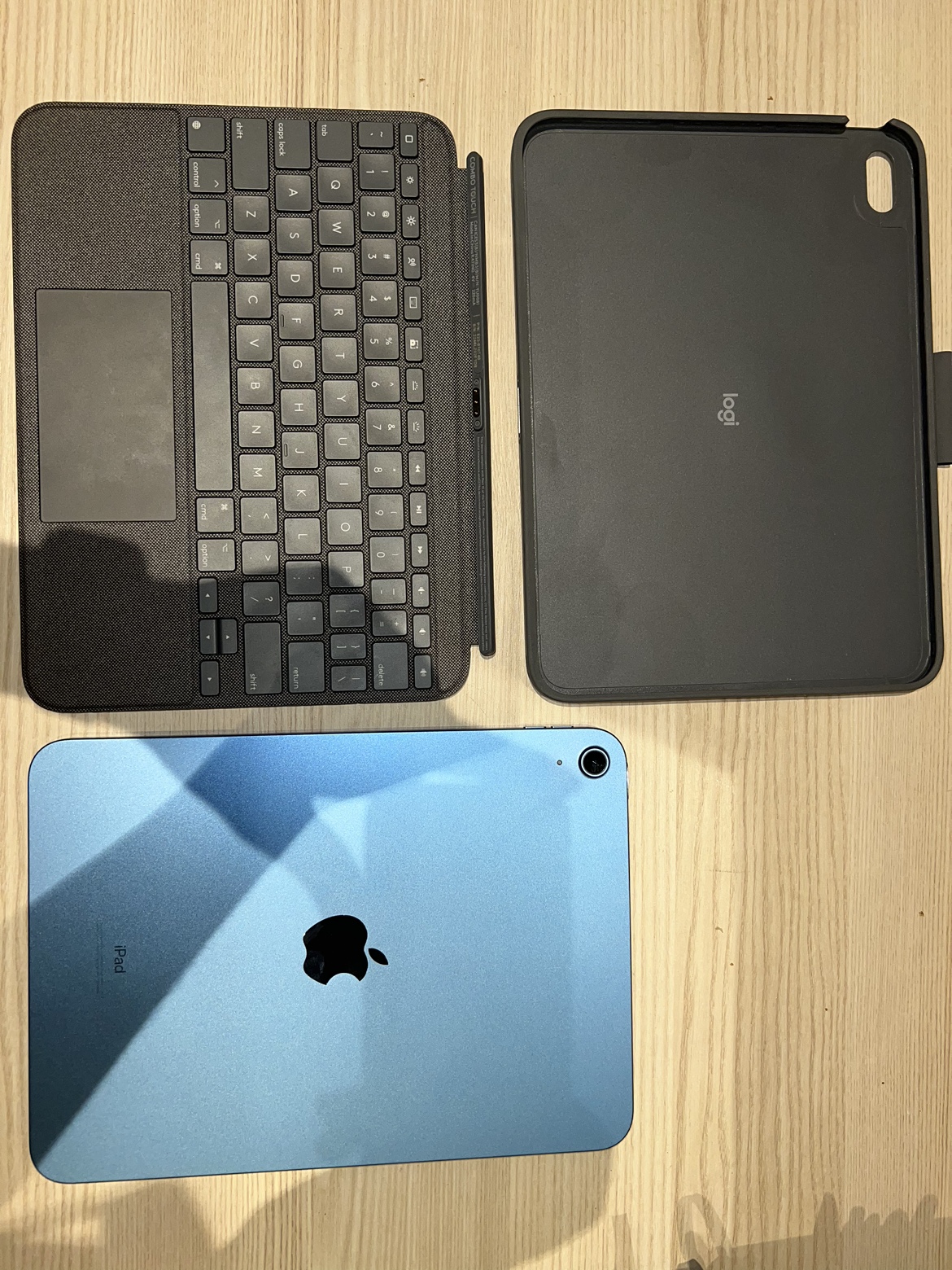 iPad 10th Gen 64GB with Logitech Folio Keyboard Case Combo image indicator(7)