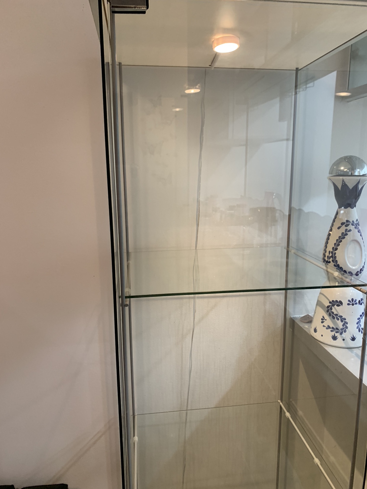 Glass showcase cabinet for moving sale - photo 3