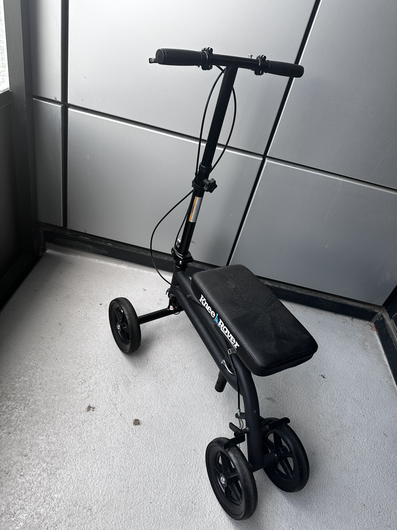 Knee scooter for mobility
