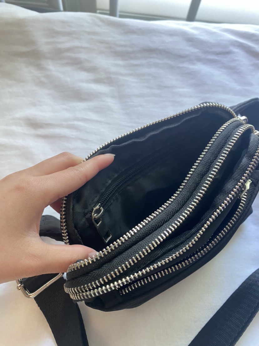 Black Fanny Pack with multiple pockets image indicator(5)