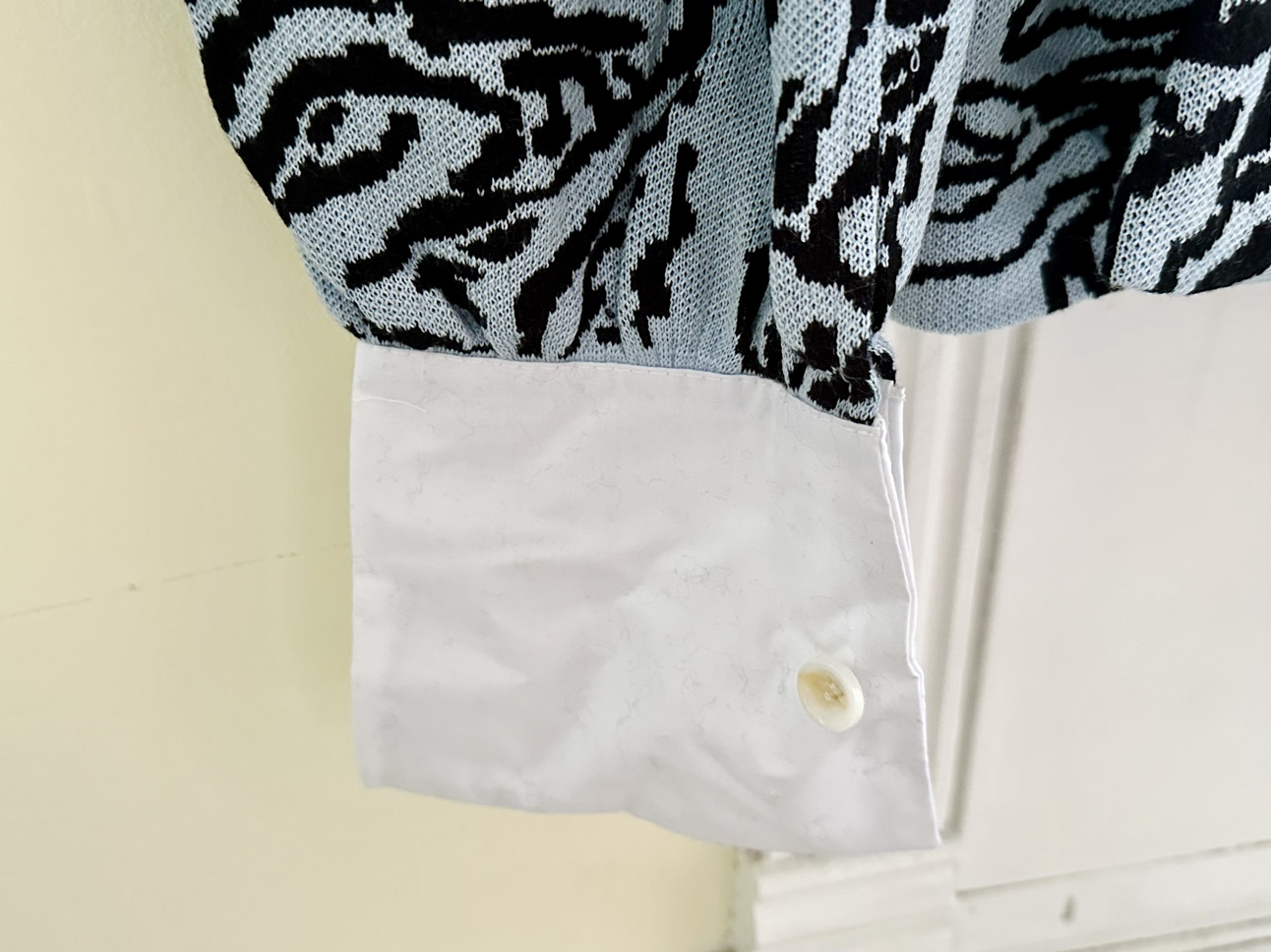 Woman’s sweater image indicator(3)