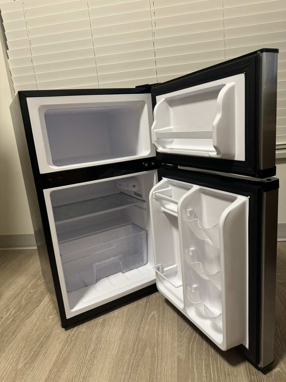 Mini Fridge - Insignia - photo 2