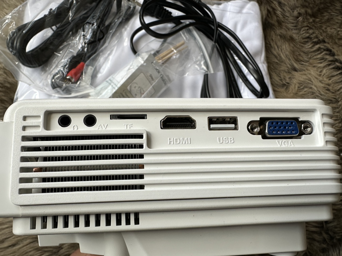 Mini projector with brand new screen and accessories - photo 3