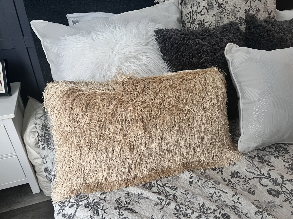 Decorative shag pillow - photo 3