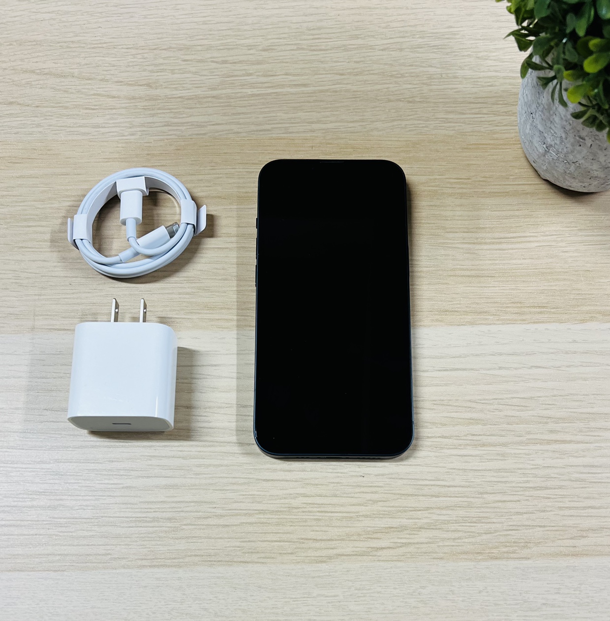 Apple iPhone 13 128Gb Midnight ( UNLOCKED ) Mint condition thumbnail