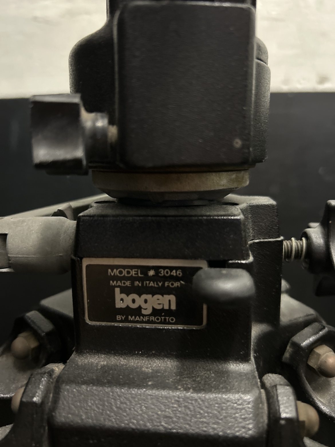 Bogen 3046 Tripod - photo 2