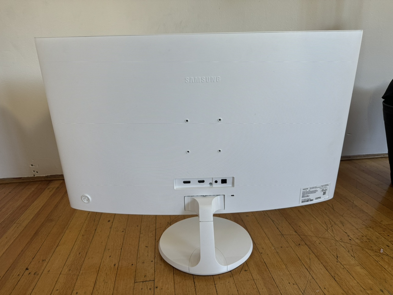 32" Essential Curved Monitor - photo 3