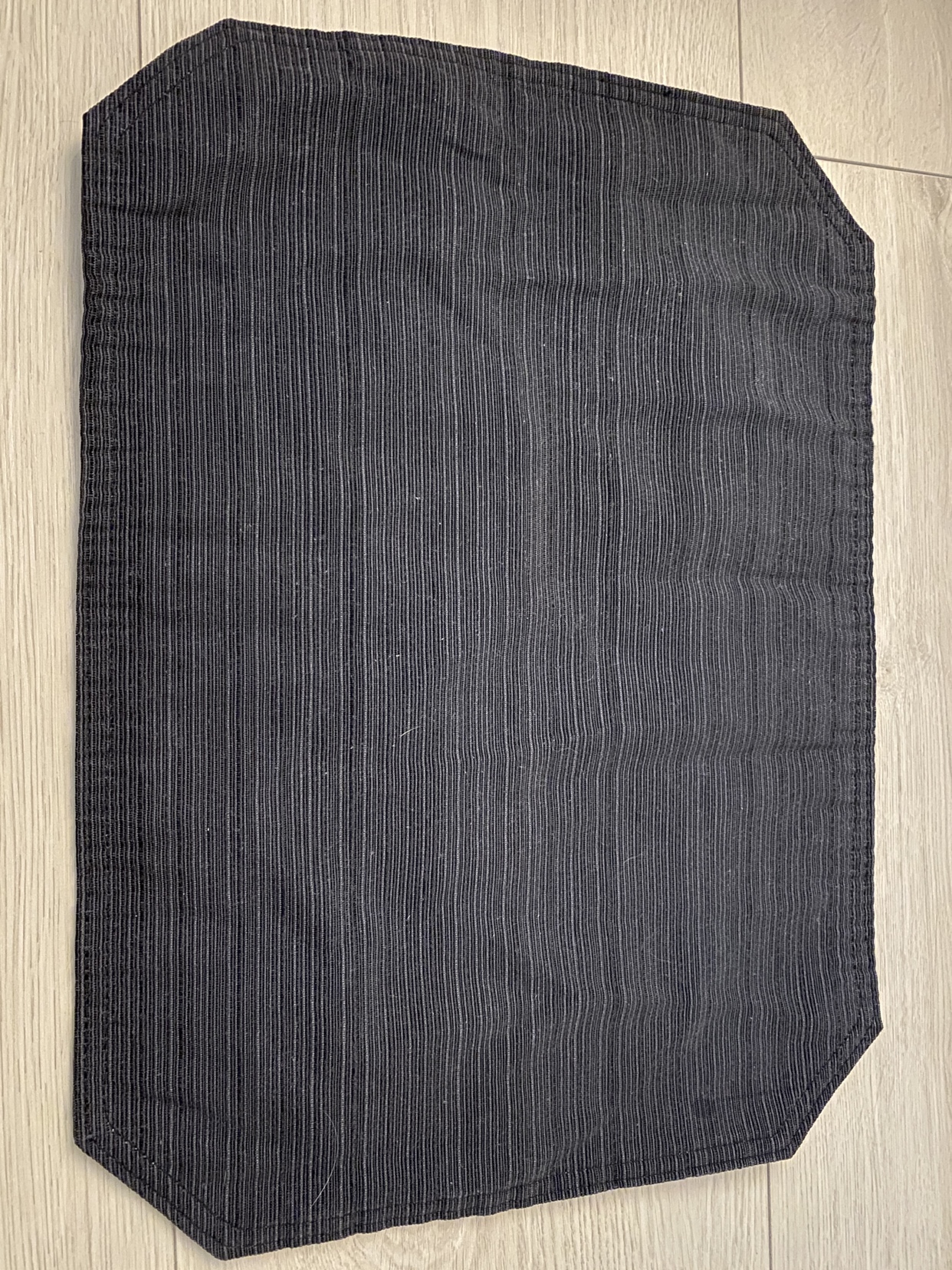 Set of 4 Black Placemats image indicator(2)