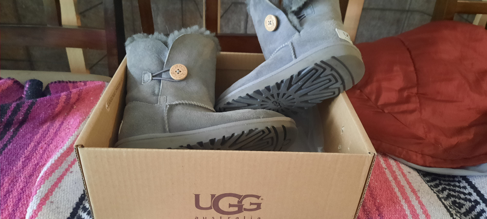 UGG Australia size 2 US. previously worn but in great shape. thumbnail