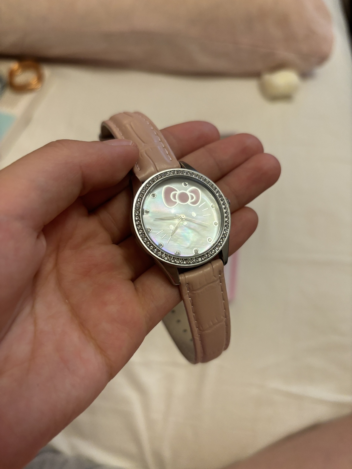Genuine leather authentic Hello Kitty Watch image indicator(3)