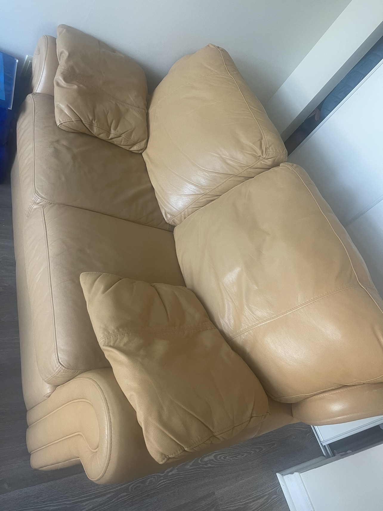 Couch - photo 2
