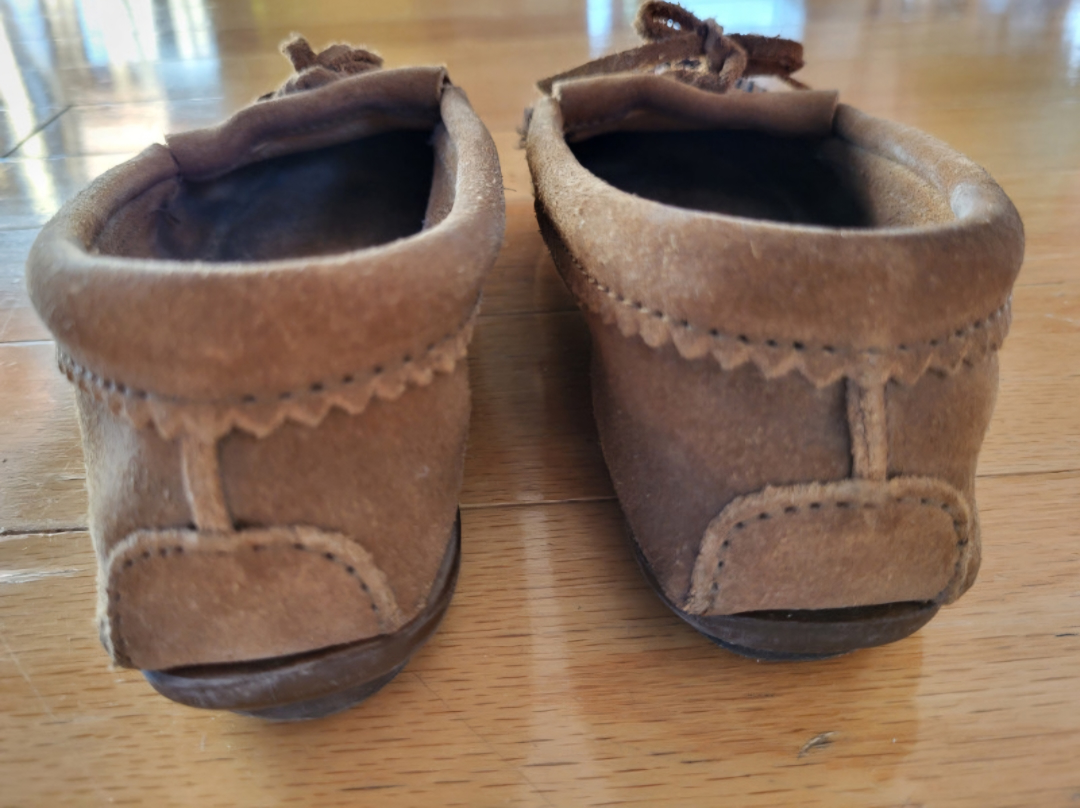 ❣️ New Minnetonka Womens Suede Loafers Khaki Brown  -  Size 6 image indicator(5)