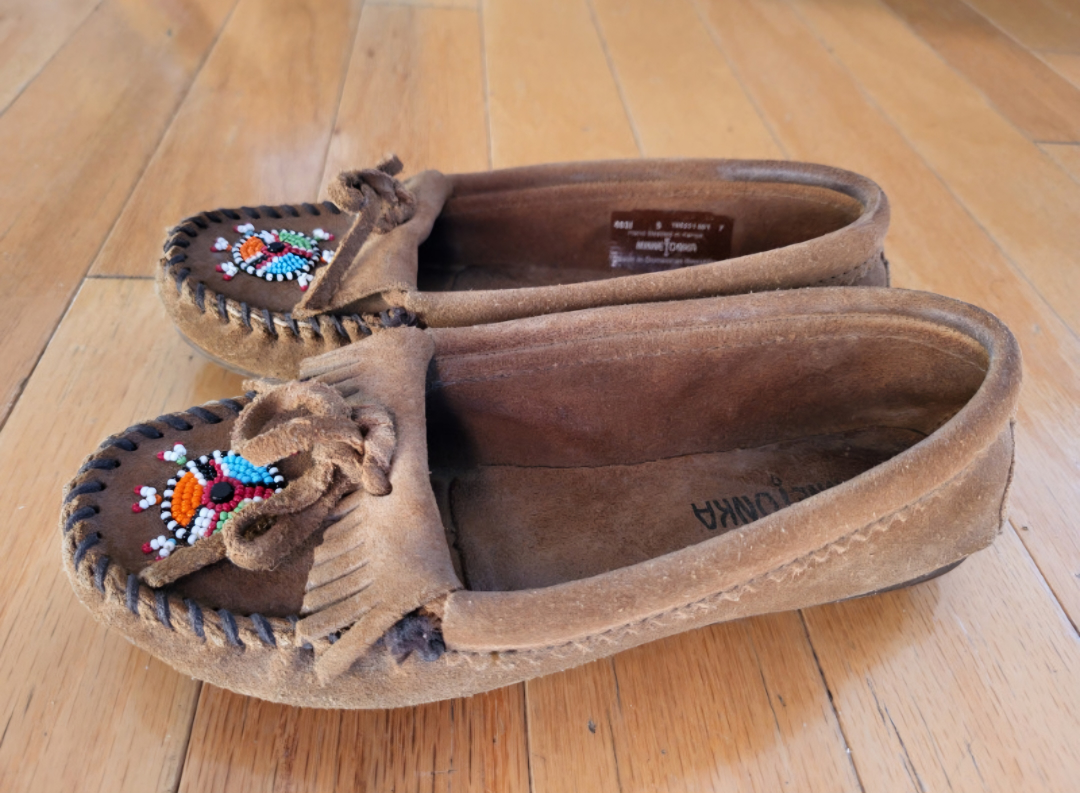 ❣️ New Minnetonka Womens Suede Loafers Khaki Brown  -  Size 6 image indicator(2)