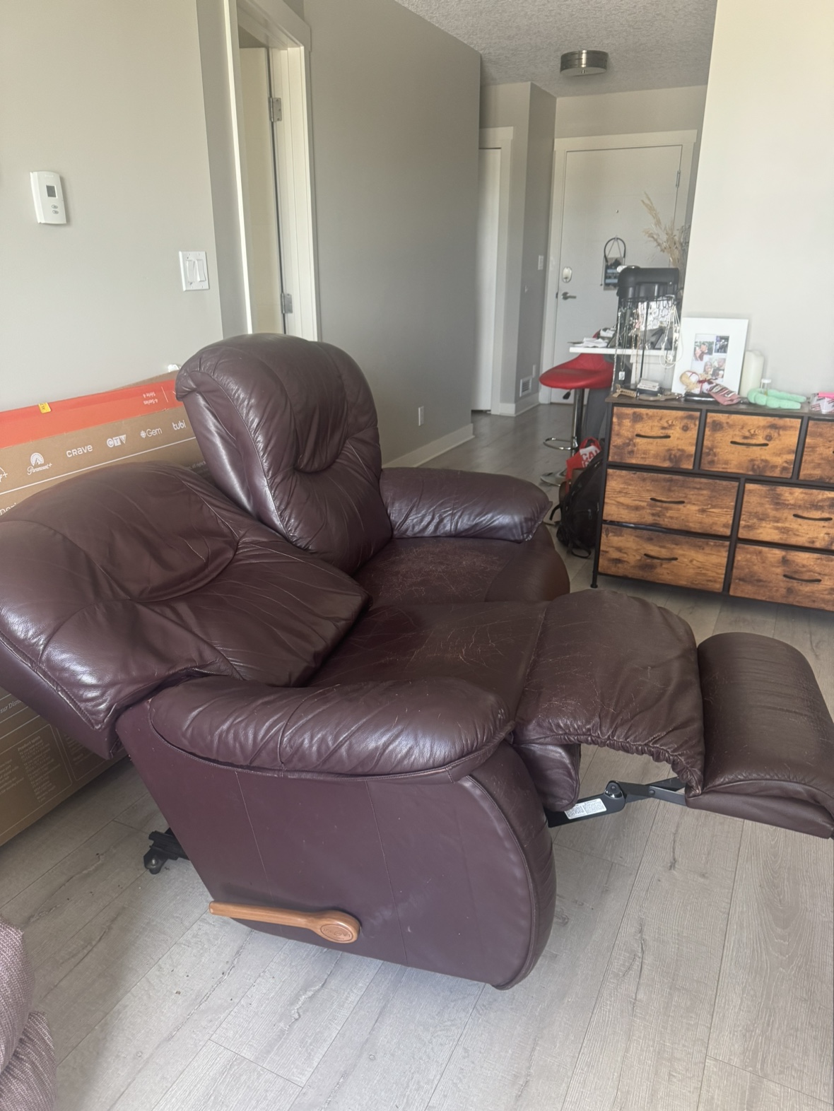 Leather Recliner Loveseat Lazboy and Ottoman - photo 4
