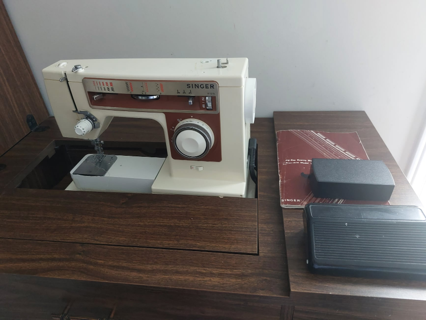 Singer sewing Machine - photo 2