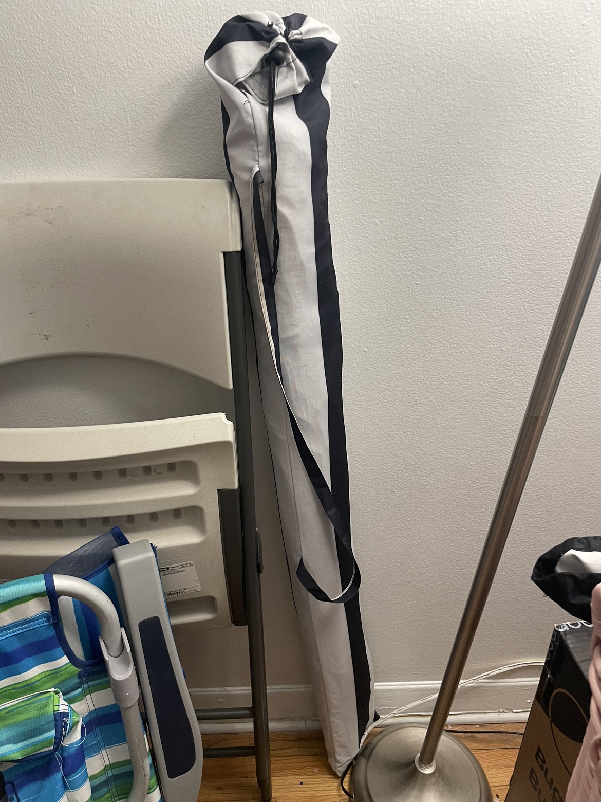 Amazon Basics Beach striped Umbrella - photo 3