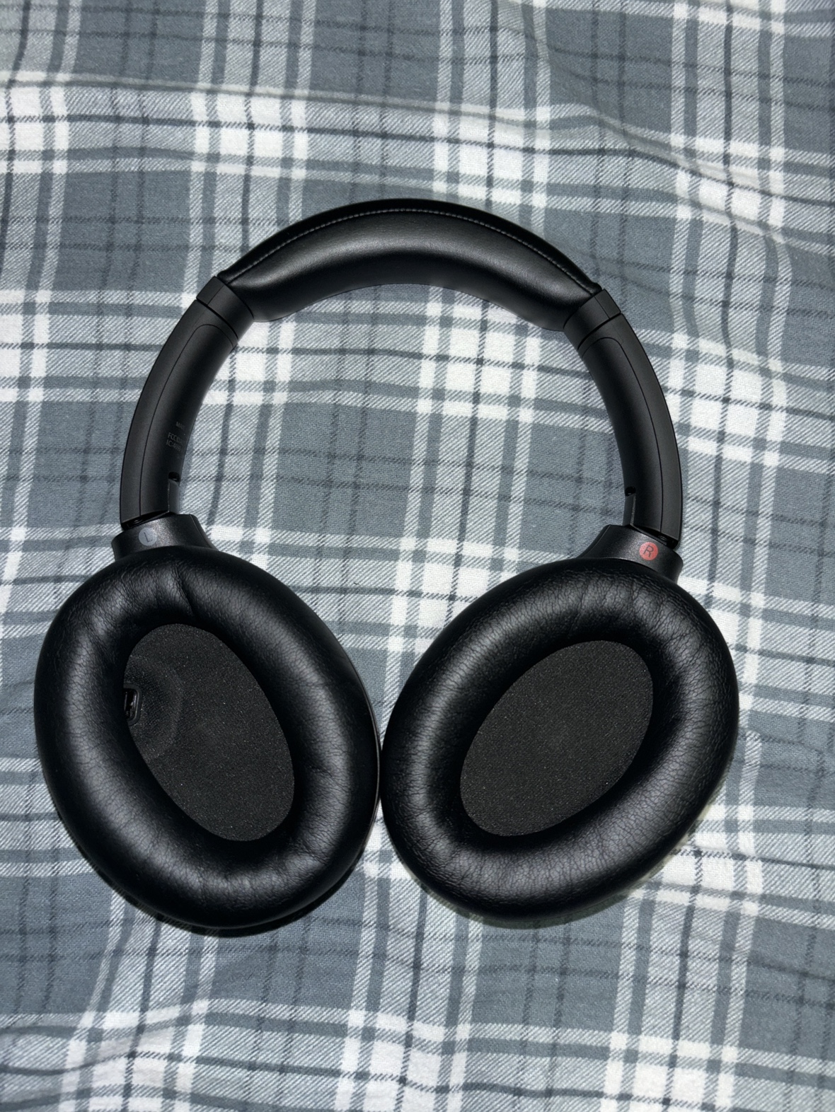 Sony WH-1000XM4 Noise Cancelling Headphones thumbnail