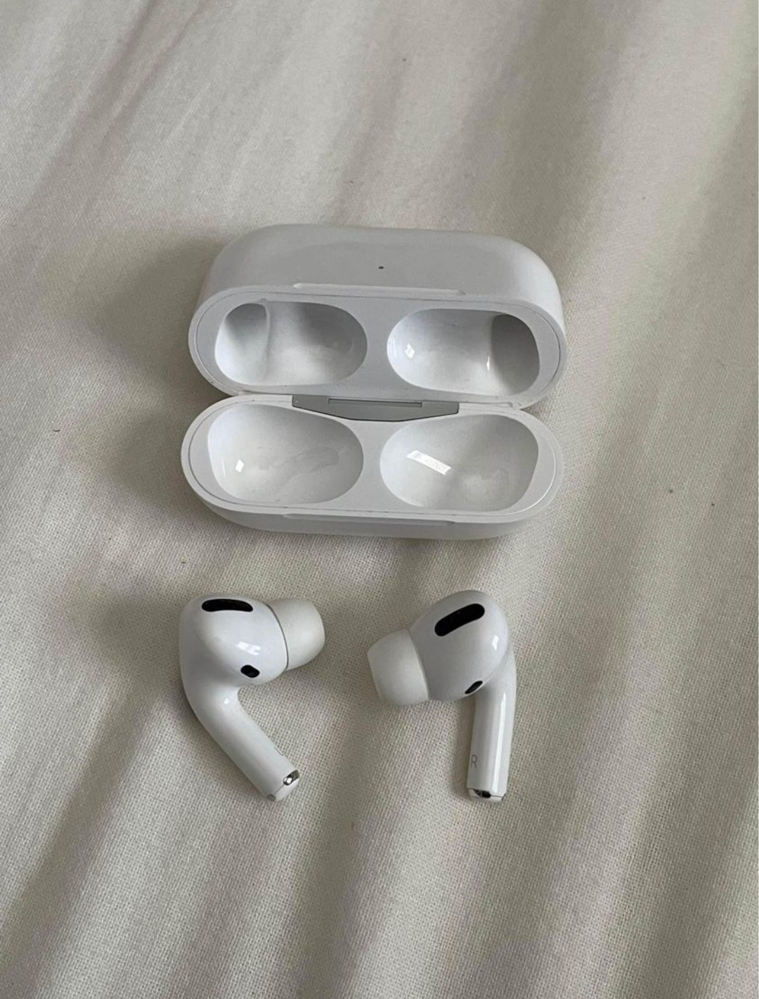 NEW AirPods Pro 1st Gen *NEGOTIABLE* - photo 3