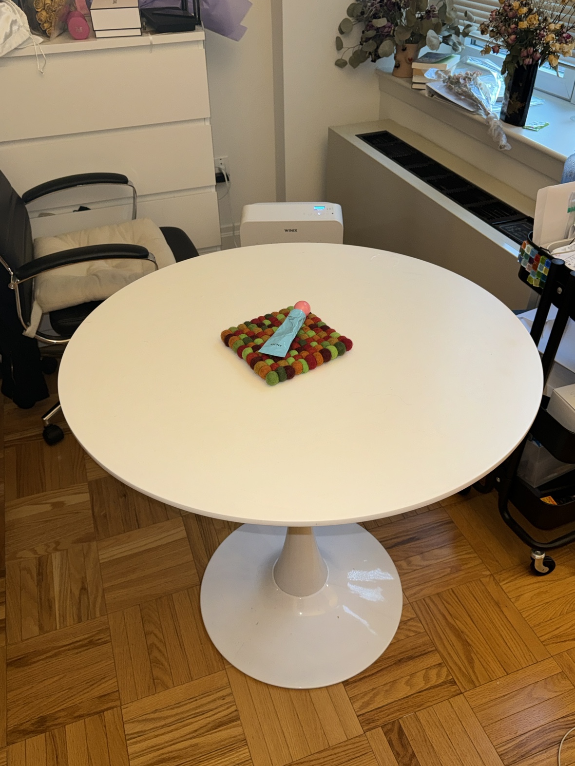Circular dining table in tulip design