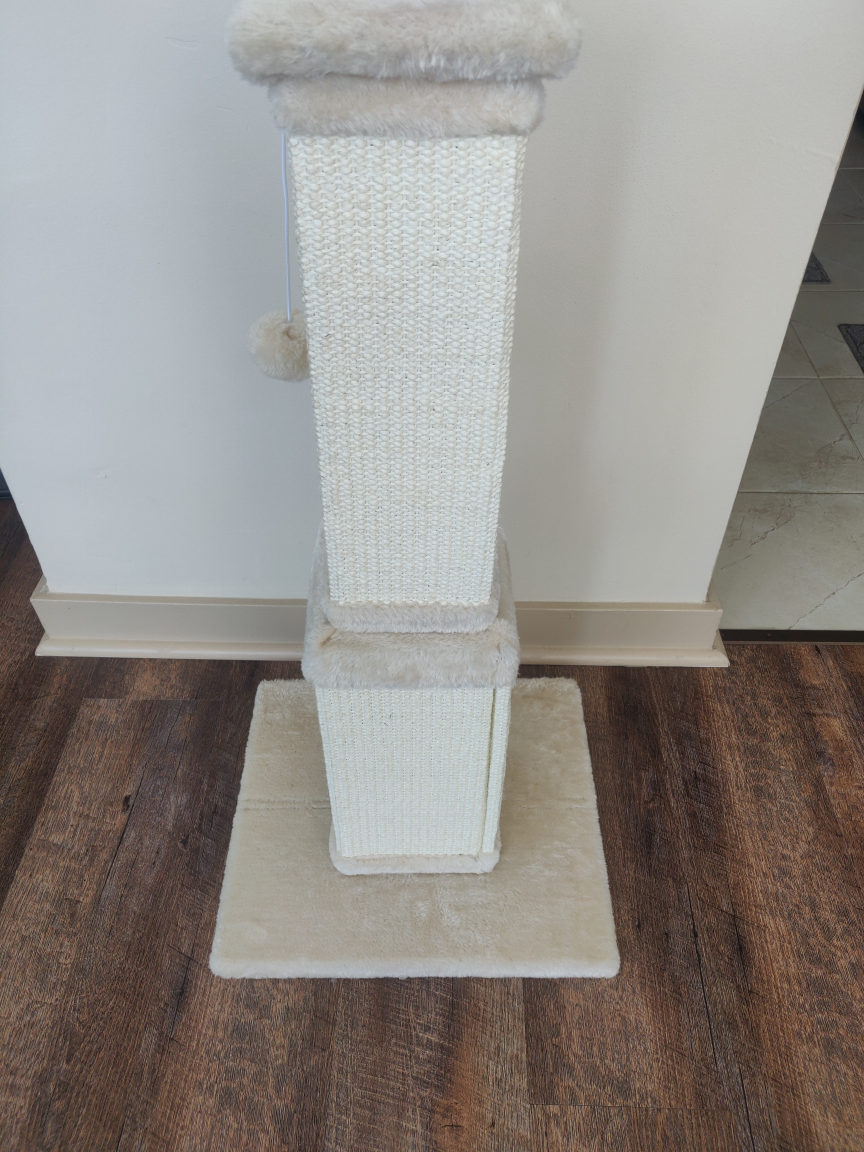 32 inch Cat Scratching Post barely used - photo 2