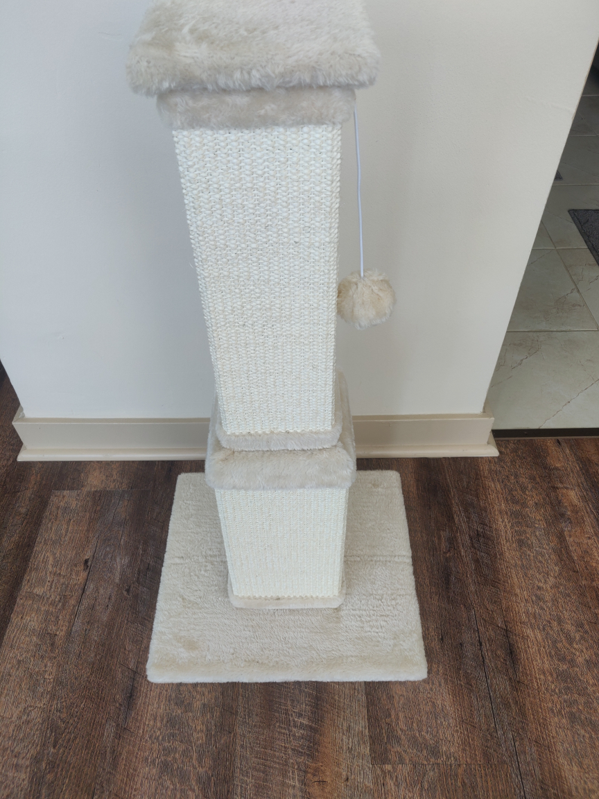 32 inch Cat Scratching Post barely used - photo 4
