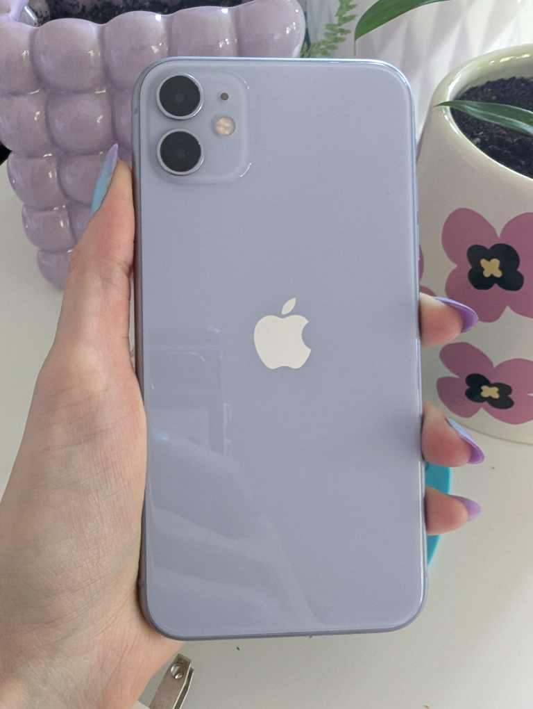 iPhone 11 - 64GB - Charger included - photo 2