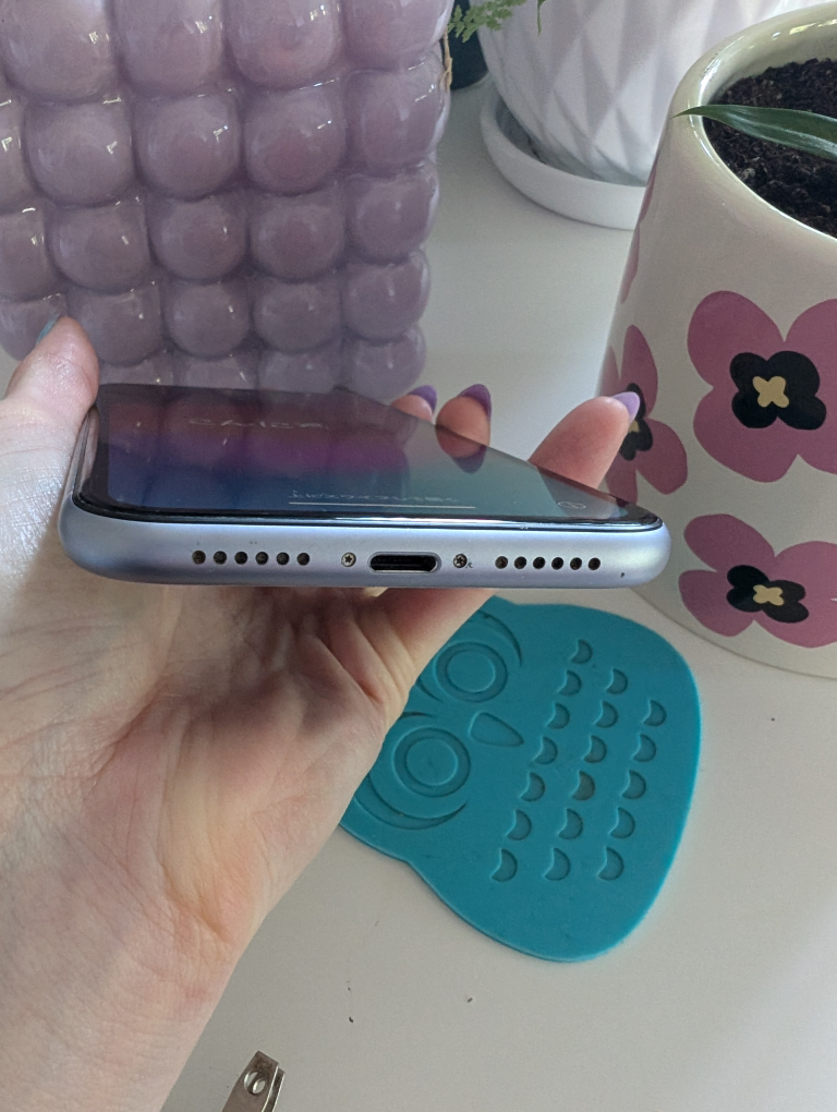 iPhone 11 - 64GB - Charger included - photo 4