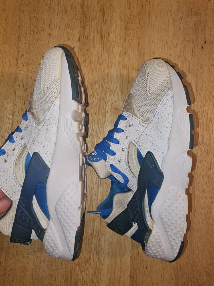 NIKE HUARACHE SNEAKERS Size 6.5 Youth image indicator(4)