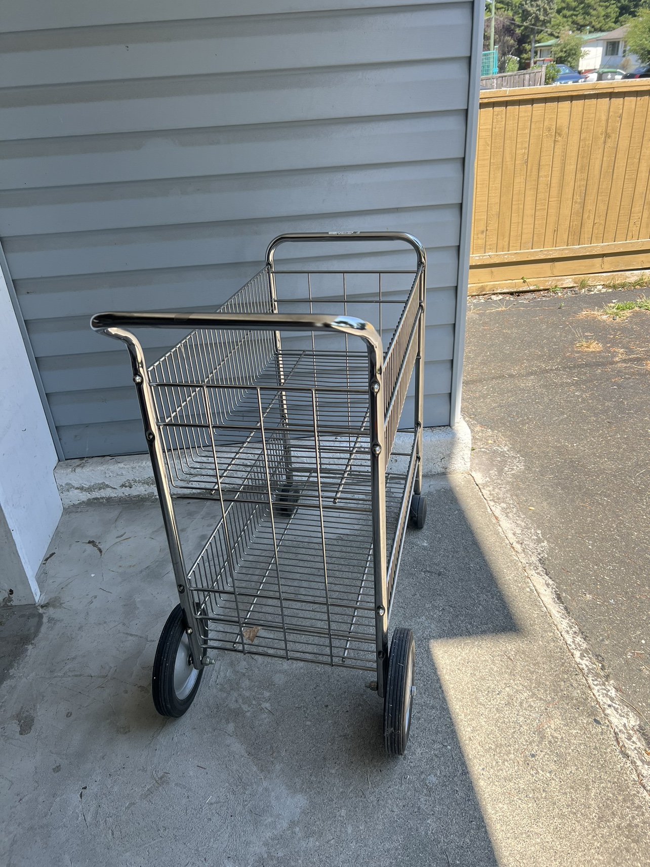 Large wire shopping Cart. - photo 4
