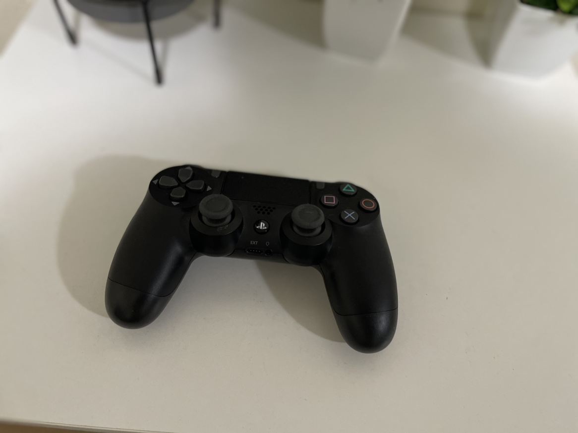 PlayStation 4 pro- 1 TB, 2 Controllers - photo 5