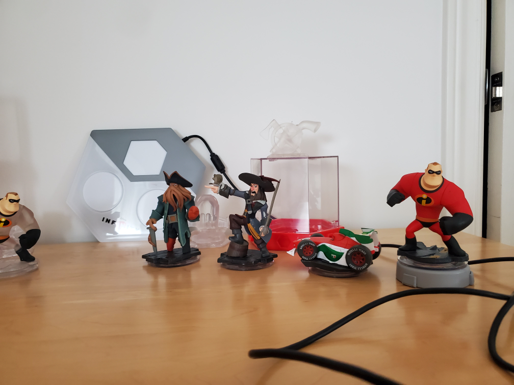 Disney Infinity Portal, Figures and Display Cases image indicator(3)