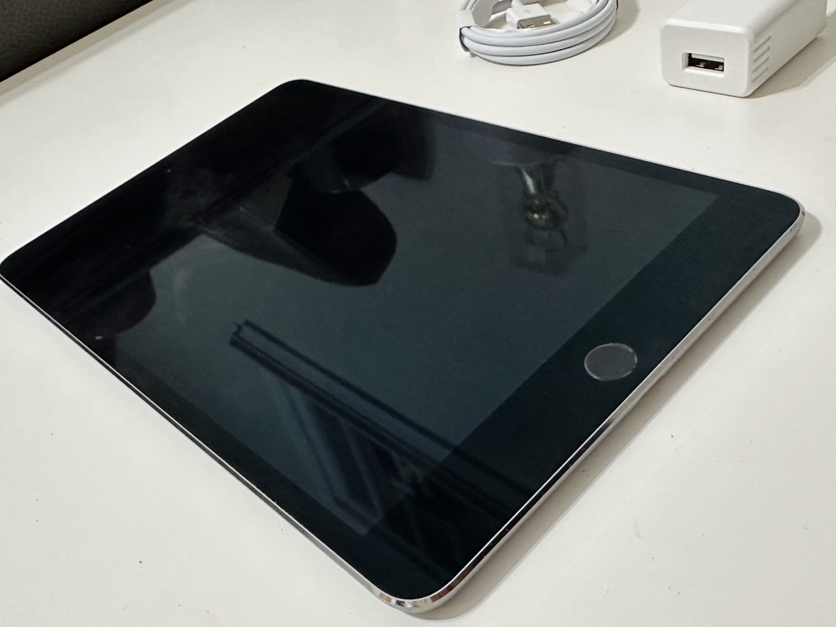 iPad mini 4th gen like brand new - photo 5